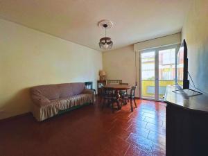 - un salon avec un canapé et une table dans l'établissement La casa di Sauro by Nicola Real Estate, à Viareggio