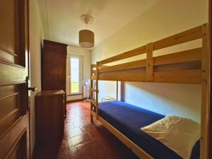 - une chambre avec 2 lits superposés et une fenêtre dans l'établissement La casa di Sauro by Nicola Real Estate, à Viareggio