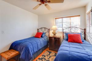 1 Schlafzimmer mit 2 Betten und einem Deckenventilator in der Unterkunft Williams Cottage with Furnished Patios Near Route 66 in Williams