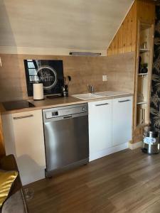 Kuchyň nebo kuchyňský kout v ubytování Le chalet de l’Onde