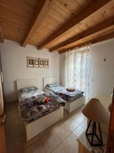 2 Betten in einem Zimmer mit Fenster in der Unterkunft AgneseApartment171 in Ancona