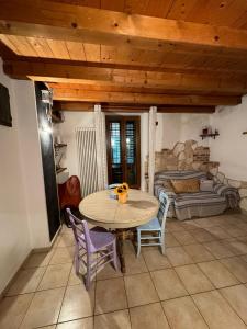 Zimmer mit einem Tisch, Stühlen und einem Bett in der Unterkunft AgneseApartment171 in Ancona