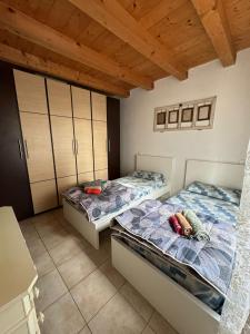 2 Betten in einem Zimmer mit Holzdecken in der Unterkunft AgneseApartment171 in Ancona