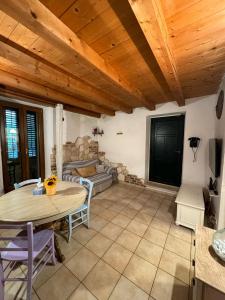 ein Wohnzimmer mit einem Tisch und einem Sofa in der Unterkunft AgneseApartment171 in Ancona