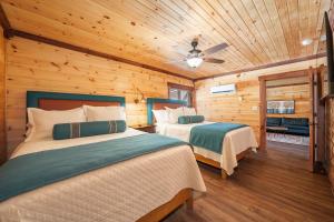 a bedroom with two beds in a log cabin at Best Court in Hot Springs