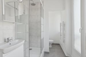 867-Suite Mimosa - Superb Apartment في مونتروي: حمام مع دش ومغسلة ومرحاض
