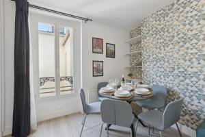 867-Suite Mimosa - Superb Apartment في مونتروي: غرفة طعام مع طاولة وكراسي ونافذة