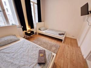 een kamer met twee bedden en een televisie bij City Apartment in Bremerhaven +5 foto's