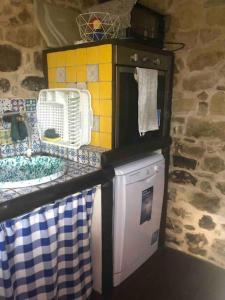 een keuken met een aanrecht met een wastafel en een vaatwasser bij San Noto casina di caccia con piscina riscaldata 