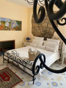 een slaapkamer met een zwart-wit bed en een open haard bij San Noto casina di caccia con piscina riscaldata 