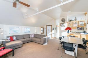 een woonkamer met een bank en een tafel bij This Three Bedroom Condo Boasts Great Views of the Ski Area! in Telluride