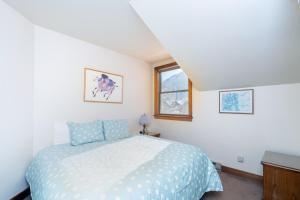 特柳賴德的住宿－This Three Bedroom Condo Boasts Great Views of the Ski Area!，一间卧室设有一张床和一个窗口