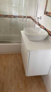 biała łazienka z umywalką i prysznicem w obiekcie Eagles Nest Villa Studio AC TV WIFI Fan Luxury Modern w mieście Albion