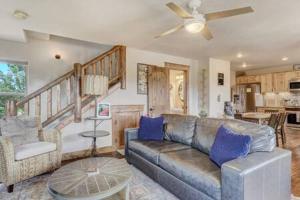 un salon avec un canapé et un ventilateur de plafond dans l'établissement Cabin~Views~Heart of Town~W&D~Fireplace~Kitchen, à Woodland Park