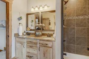 une salle de bain avec lavabo et douche dans l'établissement Cabin~Views~Heart of Town~W&D~Fireplace~Kitchen, à Woodland Park 50 autres photos