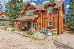 une maison en bois avec une cour devant elle dans l'établissement Cabin~Views~Heart of Town~W&D~Fireplace~Kitchen, à Woodland Park
