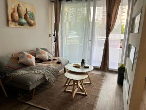 un soggiorno con divano e tavolo di Acogedor apartamento la florida mirador a Santiago