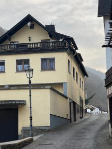 um edifício com um poste de luz ao lado de uma rua em 2 Zimmer Ferienwohnung Denis 2 em Oberwesel