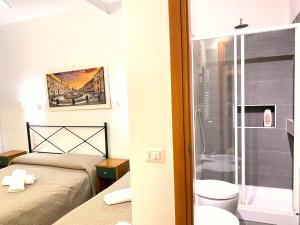 una camera con 2 letti e un bagno con doccia di A Casa Simpatia - Check-in Via Bixio, 41 a Roma