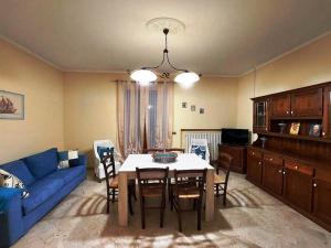 een woonkamer met een tafel en een blauwe bank bij Casa Bibi-Montepulciano-5 posti in Montepulciano