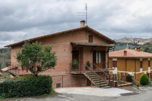 een stenen huis met een trap ervoor bij Casa Bibi-Montepulciano-5 posti in Montepulciano