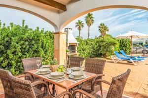 - une table et des chaises sur une terrasse avec vue sur l'océan dans l'établissement Son Fonoll, à Cala'n Bosch