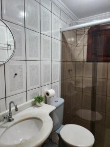 a bathroom with a toilet and a sink and a shower at Pousada Vieira in Paraty
