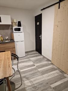 een kamer met een keuken met een deur en een tafel bij Comme à la maison in Gannat