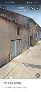 um edifício com uma porta e uma rua em Comme à la maison em Gannat