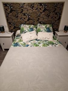 Een bed of bedden in een kamer bij Comme à la maison