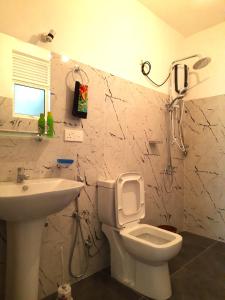 Ванная комната в HEATHER NEST HOMESTAY - KUNDASALE
