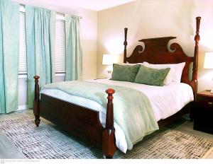 um quarto com uma cama grande e uma janela em Liberty Towne em Fayetteville