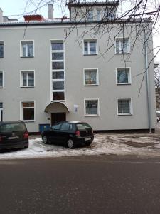 um carro preto estacionado em frente a um edifício em Mieszkanie w Centrum em Szczytno