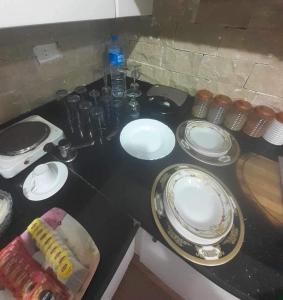 FeWo Port Ghalib في بورت غالب: طاولة علوية بها صحون ومغسلة في مطبخ