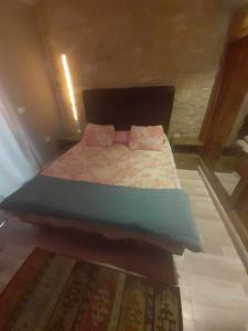 Dormitorio pequeño con cama con almohadas rosas en FeWo Port Ghalib en Port Ghalib