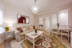 una sala de estar con un sofá y una mesa en Avanti Museo, con mucho encanto!, en Sevilla 16 fotos más