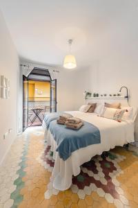 Un dormitorio con una cama grande con toallas. en Avanti Museo, con mucho encanto!, en Sevilla