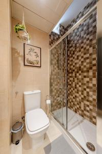 un baño con inodoro y ducha en Avanti Museo, con mucho encanto!, en Sevilla