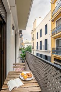 una mesa con un plato de comida y un libro abierto en Avanti Museo, con mucho encanto!, en Sevilla