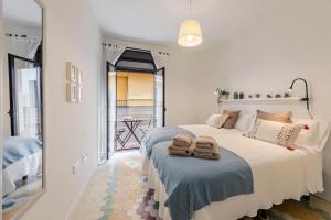 Un dormitorio con una cama con dos toallas encima. en Avanti Museo, con mucho encanto!, en Sevilla