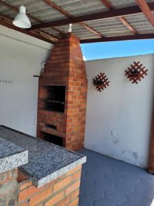 um pátio com uma lareira de tijolos numa casa em casa de praia em Macapá