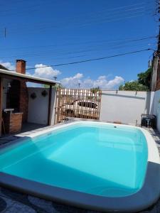 uma grande piscina azul num quintal em casa de praia em Macapá