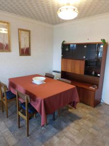 a dining room with a table and a television at Quirky Retro 2 bed Apt in Anniesland West End in Glasgow