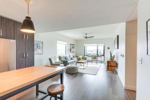 Una cocina y una sala de estar con mesa y sillas. en Modern Springfield Apartment about 7 Mi to Downtown!, en Springfield