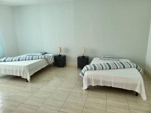 En eller flere senge i et værelse på Southsea Seniors Retirement Resort & Villa