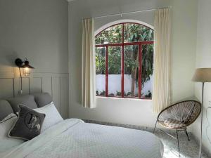 un dormitorio con una cama y una ventana en Holi Dolce Vita Pool Villa, en Nha Trang 69 fotos más