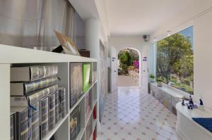 - un couloir dans une maison revêtue de carrelage dans l'établissement Villa Mundis Relais, à Massa Lubrense