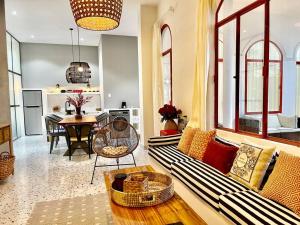 una sala de estar con un sofá y una mesa en Holi Dolce Vita Pool Villa, en Nha Trang
