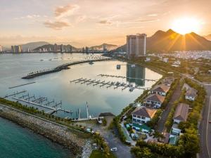 una vista aérea del puerto deportivo al atardecer en Holi Dolce Vita Pool Villa, en Nha Trang