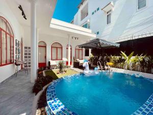 una piscina frente a un edificio en Holi Dolce Vita Pool Villa, en Nha Trang